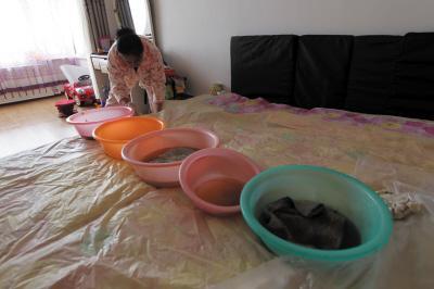 修文楼上漏水，住户失联，小区没物管，业主维权难！律师来支招……